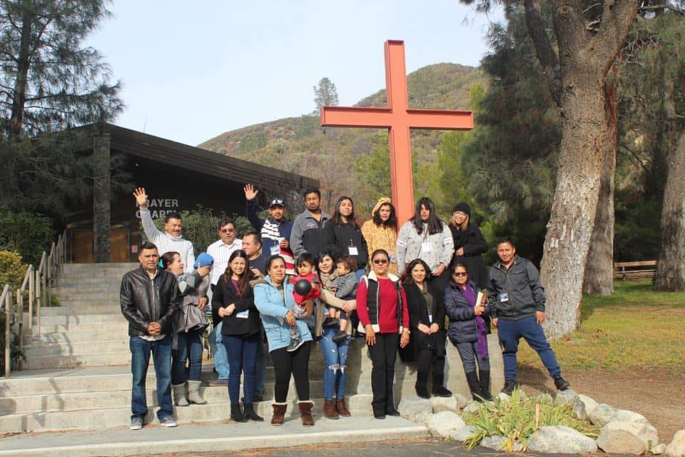 Comunidad de Agua de Vida reunida al aire libre